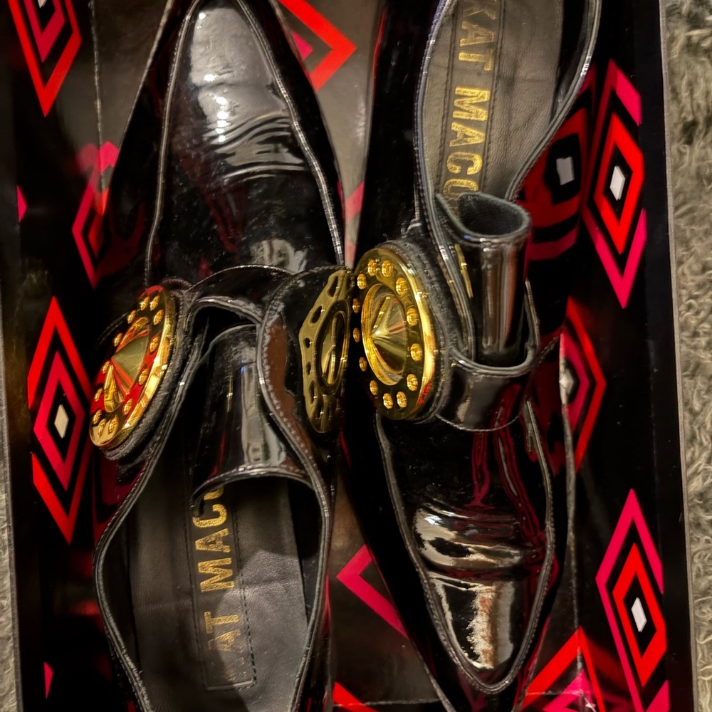 KAT MACONIE Shiny Black shoes with Gold Embellishment